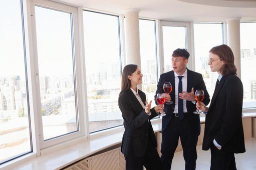 窓際で楽しそうに話す男女 男女,外国人,ビジネスの写真素材