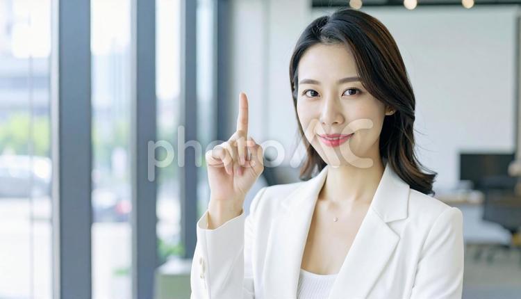 自信のある表情で指さすビジネス女性 指さす,指差し,ビジネスの写真素材