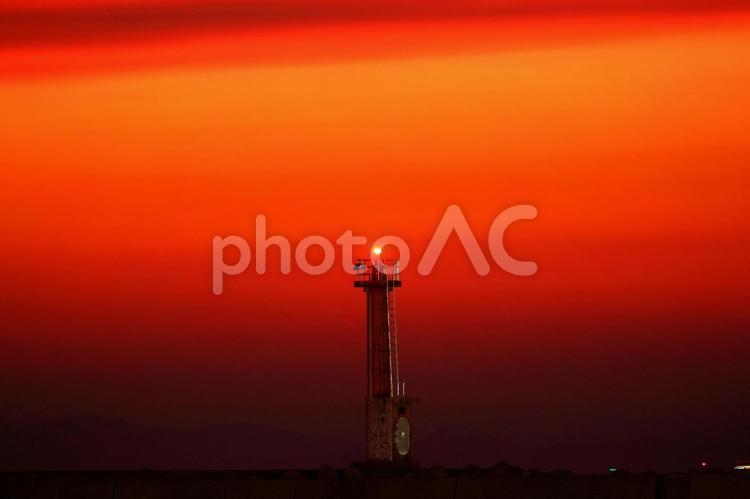 伊予港の夕焼け12 夕暮れ,灯台,赤の写真素材