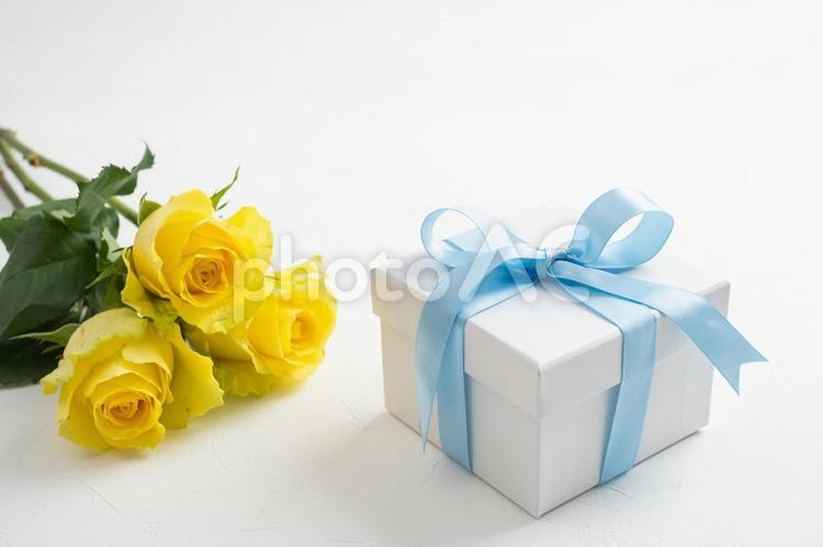 父の日のプレゼントと黄色い薔薇 父の日,薔薇,黄色の写真素材