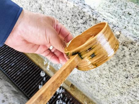寺社の手水で手指を浄める 寺社の手水で手指を浄める 手水,柄杓,手水舎の写真素材