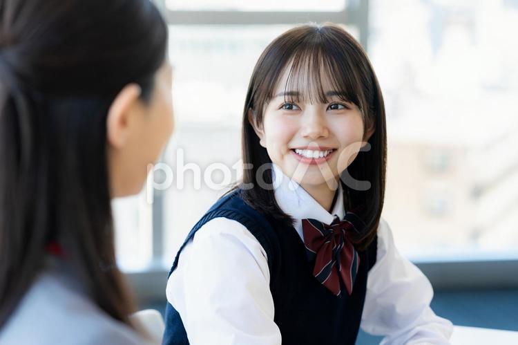 勉強する女子学生と先生 高校生,授業,笑顔の写真素材