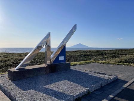 利尻島と北緯45度モニュメント 利尻島と北緯45度モニュメント 利尻島,利尻岳,利尻富士の写真素材
