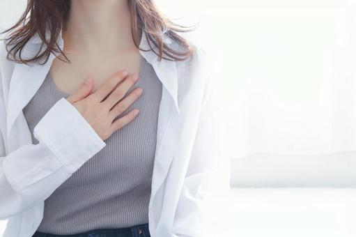 胸をおさえる女性 胸をおさえる女性の写真