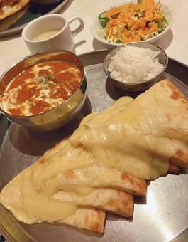 インドカレーとチーズナンとサラダのセット インドカレーとチーズナンとサラダのセット チーズナン,ナン,カレーの写真素材