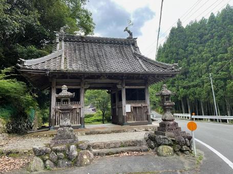 飯福田寺 いぶたじ 山門 伊勢山上 岩窟 飯福田寺 いぶたじ 山門 伊勢山上 岩窟の写真