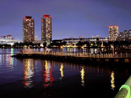 夜のお台場から見た景色 東京湾と摩天楼 夜のお台場から見た景色 東京湾と摩天楼 海,りんかい線,東京の写真素材