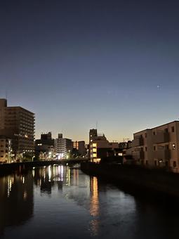 夜明けの街 街,街並み,風景の写真素材