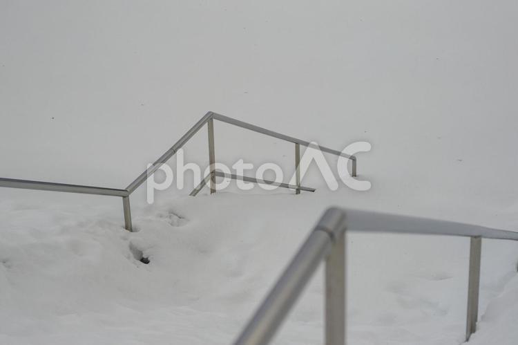 雪に埋もれた階段 階段,雪,手すりの写真素材