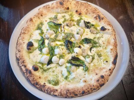 シーフードたっぷりのジェノベーゼピザ ピッツァ,バジル,焼きたての写真素材