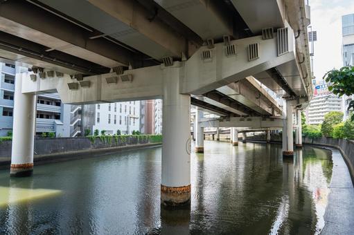鎧橋から日本橋川と首都高をのぞむ 鎧橋,首都高,日本橋川の写真素材