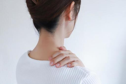 肩を押さえる女性　肩凝り 女性,肩こり,肩を押さえるの写真素材