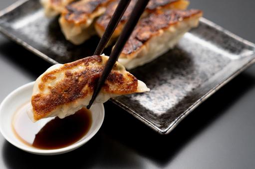 餃子をタレに付ける 餃子,食べ物,熱々の写真素材