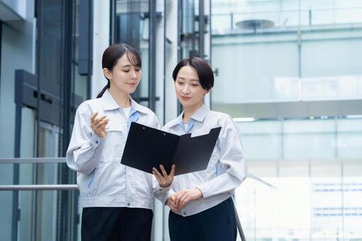 ビルメンテナンスする女性エンジニア 不動産,エンジニア,メンテナンスの写真素材