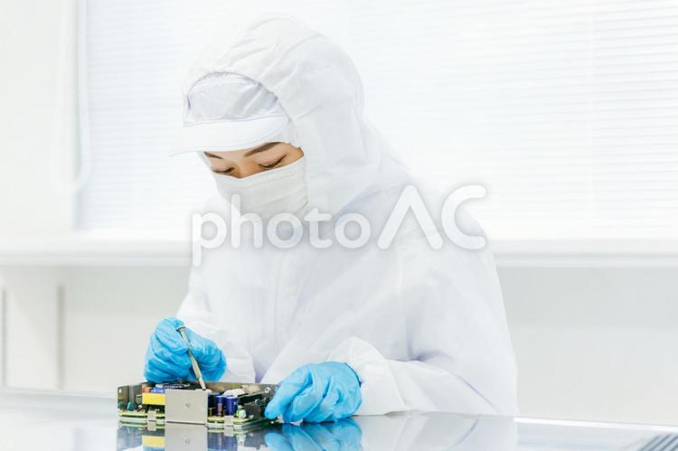 精密機器の組み立てをする女性 工場,精密機器,製造業の写真素材