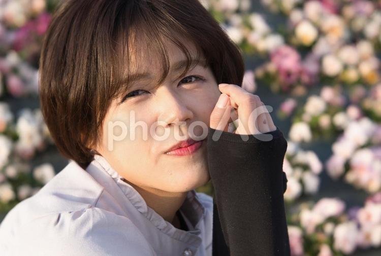 花と若い美しい女性の可愛い笑顔 女性,春,女の子の写真素材