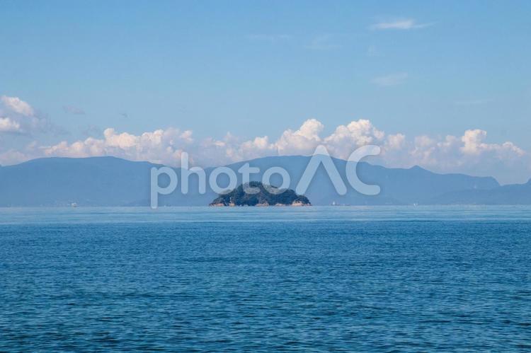 瀬戸内海に浮かぶ島 海,山,空の写真素材