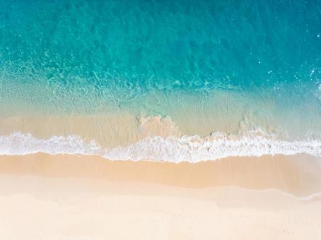 海と砂浜の俯瞰風景 海と砂浜の俯瞰風景の写真