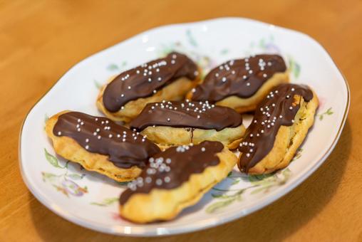 アラザン輝くチョコエクレア エクレア,チョコレート,スイーツの写真素材