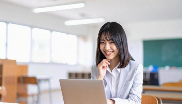 パソコンと笑顔の女性 パソコンと笑顔の女性の写真