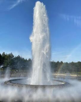 力強く噴き上がる水柱と虹の風景 噴水,水柱,水しぶきの写真素材