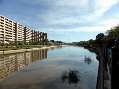 増水した遊水池とマンション、空と雲 増水した遊水池とマンション、空と雲 遊水池,池,水の写真素材
