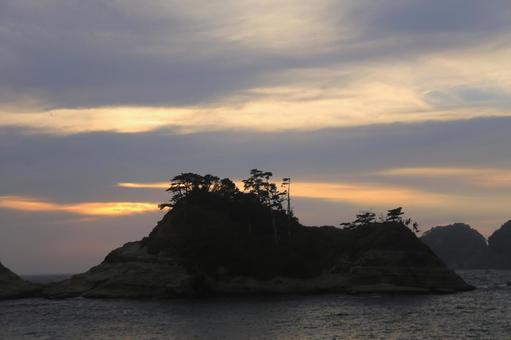 堂ヶ島の向こうに綺麗な夕陽 綺麗な夕陽,堂ヶ島,島の向こうにの写真素材