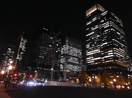 夜のオフィス街と交差点 オフィス街,交差点,都会の写真素材