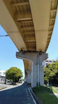 陸橋の下から見上げる都市の構造美 陸橋の下から見上げる都市の構造美 陸橋,下から,アングルの写真素材