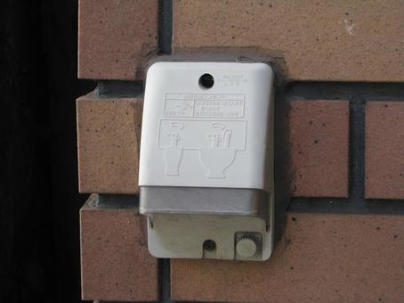 建物の外に備え付けた電源 建物の外に備え付けた電源 電源,コンセント,防水の写真素材