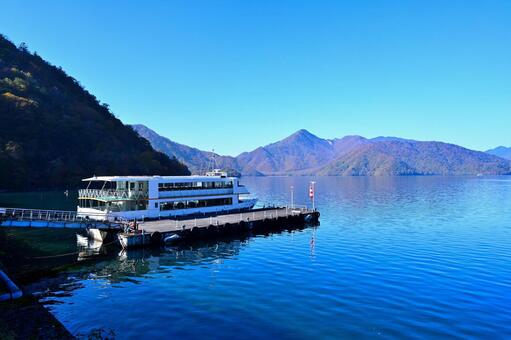 奥日光の紅葉（中禅寺湖と男体山） 紅葉,秋,風景の写真素材