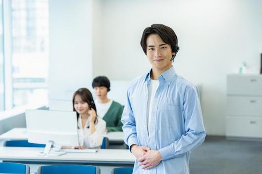 インカムで話すオペレーターの若い男性 オペレーター,コールセンター,笑顔の写真素材