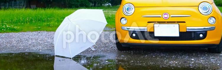 イタ車、白傘、水たまり 車,傘,水たまりの写真素材