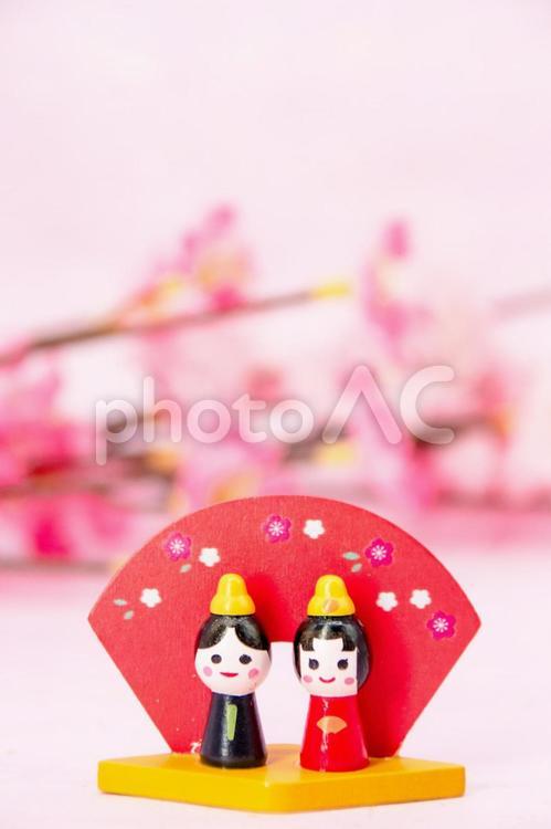 小さいひな人形と桃の花 雛祭り,雛人形,お雛様の写真素材