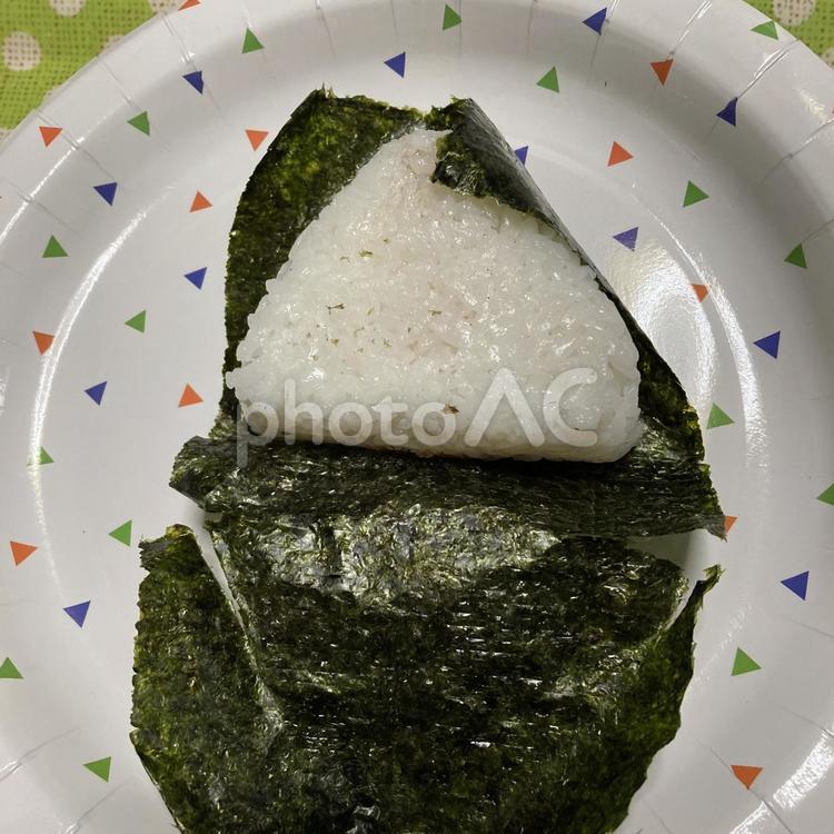 おにぎりを海苔で包む おにぎり,海苔,ごはんの写真素材