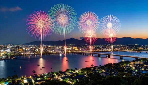 川 打ち上げ花火 夏 川 打ち上げ花火 夏の写真