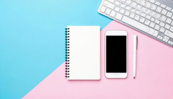 PC、スマホ、白紙のノート PC、スマホ、白紙のノートの写真