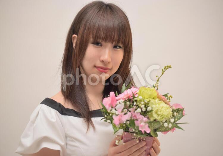 フラワーギフトを持つ女性 女性,花,ギフトの写真素材