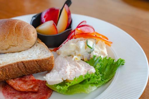 洋風の朝食プレート 洋風の朝食プレート 朝食,パン,トーストの写真素材