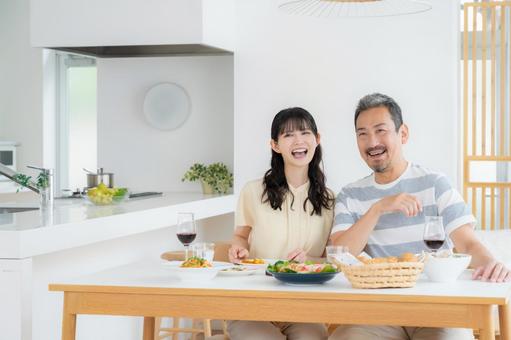 ダイニングで食事をするミドルの夫婦 ダイニングで食事をするミドルの夫婦 食事,家族,夫婦の写真素材