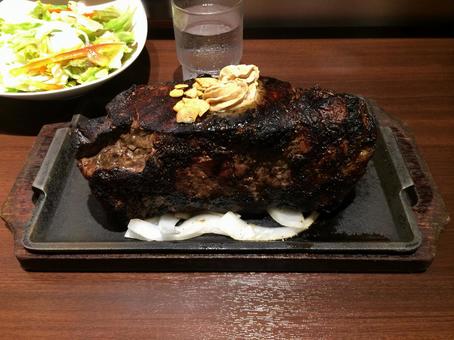 1kgの塊肉、巨大ステーキ(サーロイン 1kgの塊肉、巨大ステーキ(サーロインの写真