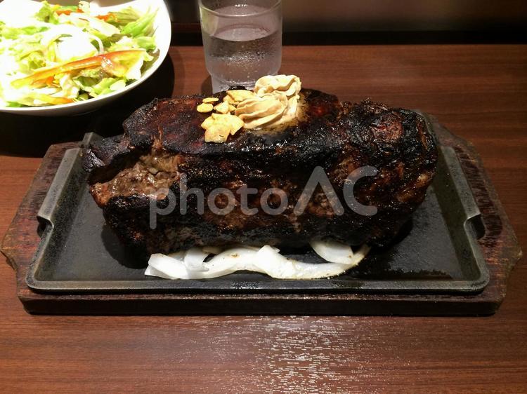 1kgの塊肉、巨大ステーキ（サーロイン サーロイン,ステーキ,1kgの写真素材