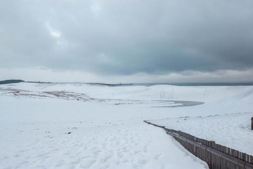 冬の雪が降った後の鳥取砂丘 冬の雪が降った後の鳥取砂丘 日本,美しい,風景の写真素材