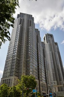 見上げる東京都庁 見上げる東京都庁 東京都庁,東京都,新宿区の写真素材