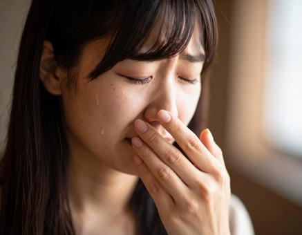 涙を流す女性 涙を流す女性の写真