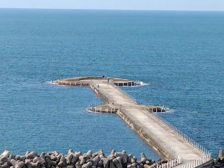 夏の海の入り江 海,夏,地平線の写真素材