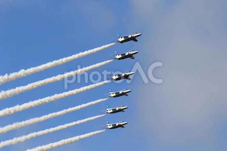 空を見上げて ブルーインパルス,スモーク,アクロバットの写真素材