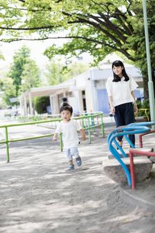 母親　育児 公園,女性,人物の写真素材