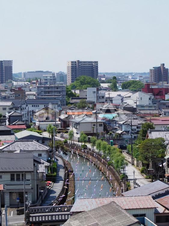 初夏の栃木市・街中＆鯉幟の眺望・栃木県 初夏,栃木市,街並みの写真素材