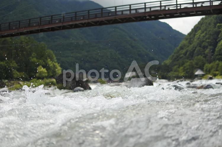 吊り橋と水しぶき 夏,緑,川の写真素材